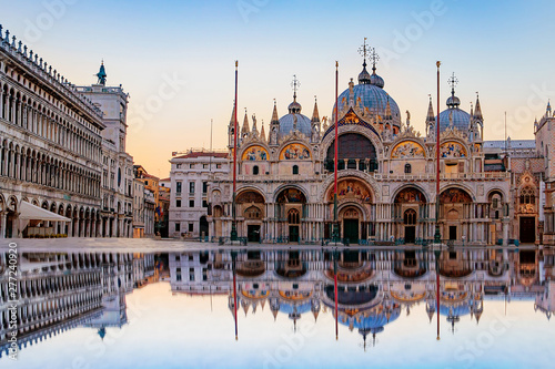 Obraz na plátne Sunrise in San Marco square with Campanile and San Marco's Basilica