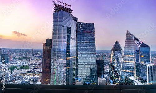 Fototapeta Naklejka Na Ścianę i Meble -  London skyline , city escape at sunset
