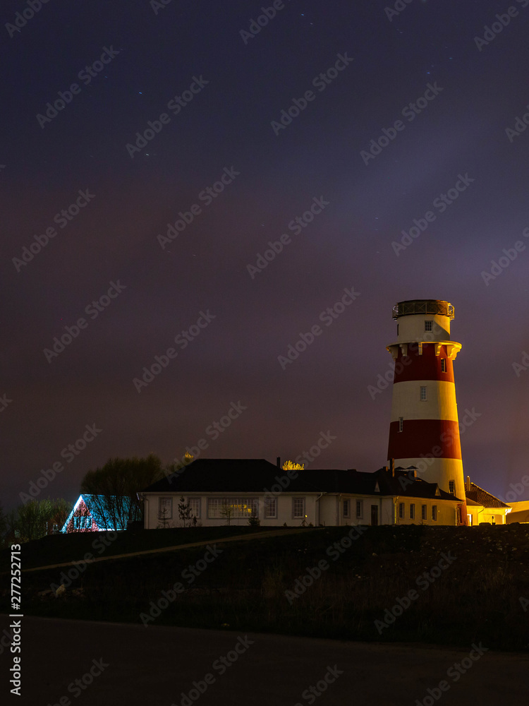 Obraz premium lighthouse on the sea against the night sky