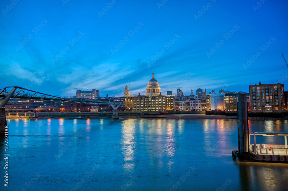 Fototapeta premium St. Paul's Cathedral across Millennium Bridge and the River Thames in London, UK.