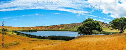 Foto Panoramic view of the Rano Raraku volcano crater on Easter Island, featuring its