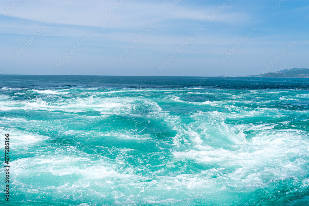 Obraz premium 鳴門の渦潮と大鳴門橋