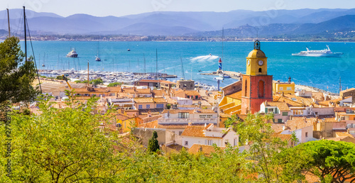 Vue de la ville de Saint-Tropez, France photo