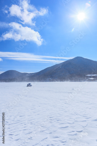 冬の赤城山の氷結した大沼でワカサギ釣り風景　群馬県前橋市 © norikazu