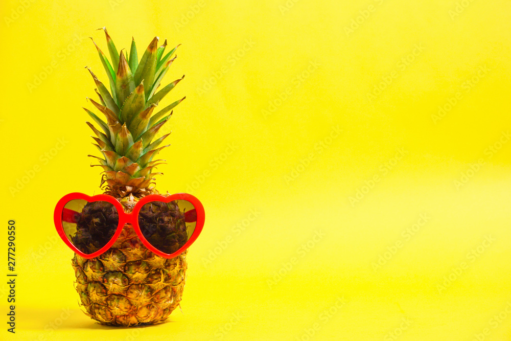 Ripe Pineapple With Sunglasses サングラスをかけた完熟のパイナップル Stock Photo Adobe Stock