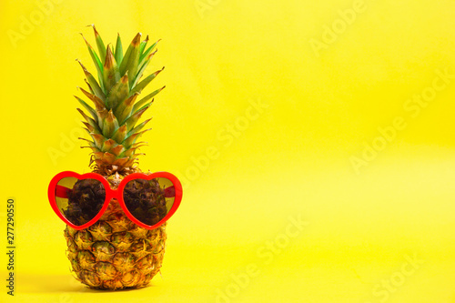 Ripe Pineapple With Sunglasses サングラスをかけた完熟のパイナップル Stock Photo Adobe Stock