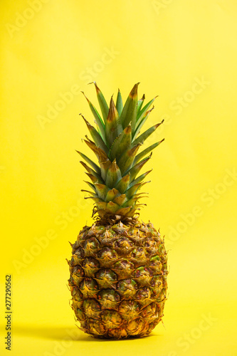 Ripe pineapple on the yellow background  完熟のパイナップルと黄色背景
