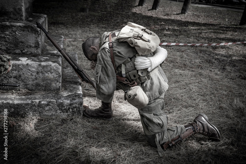 soldado rezando antes de la batalla en una representación militar