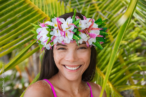 Photos Tahiti flower crown hei po'o smiling woman wearing tahitian headpiece wreath cultural decoration
