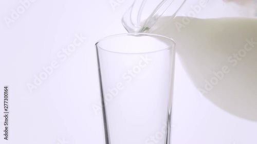 牛乳をグラスに注ぐ