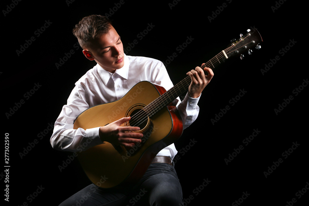 Obraz premium Young men playing the guitar