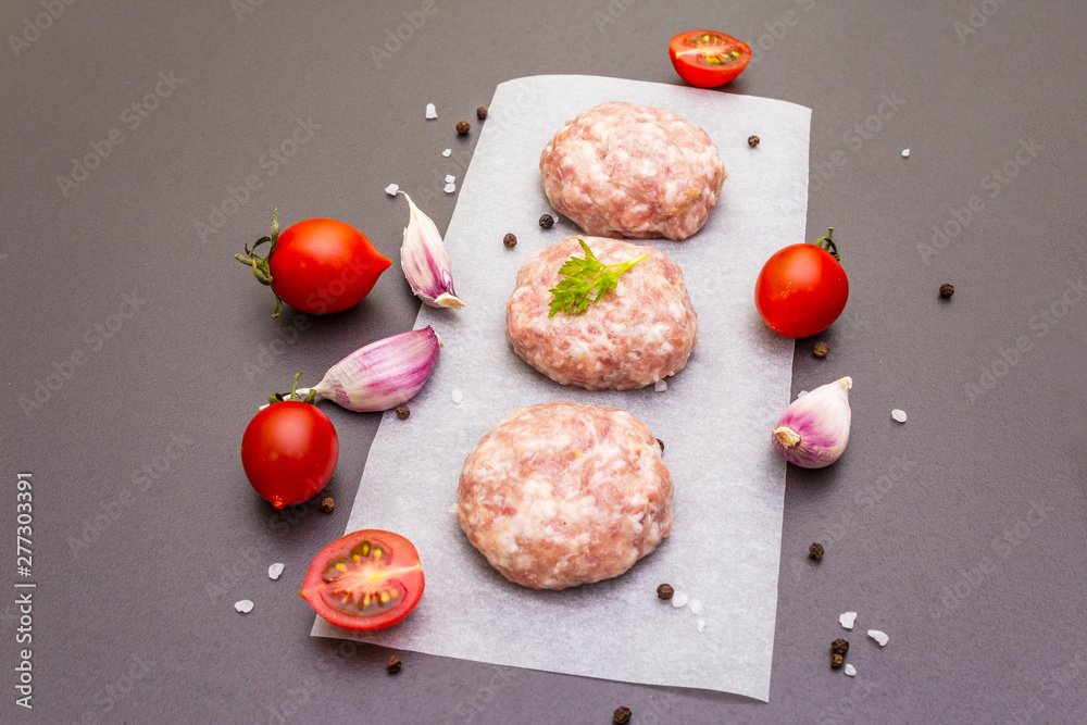 Raw pork cutlets with spices and vegetables