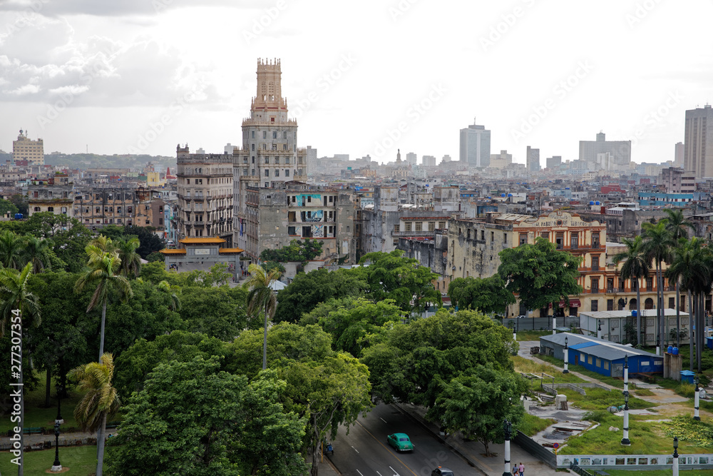 Naklejka premium Havana, Cuba - July 31, 2018: Aerial view of vieja Habana from Saratoga hotel rooftop