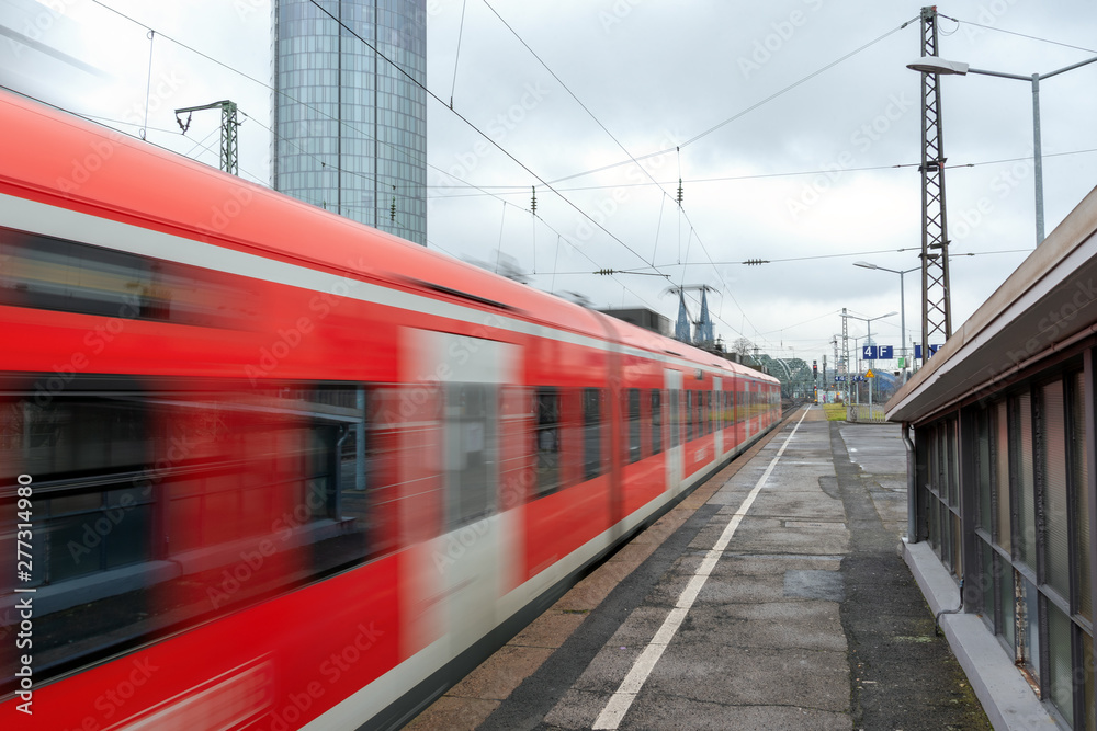 Obraz premium Train in Koln railway station, Germany.
