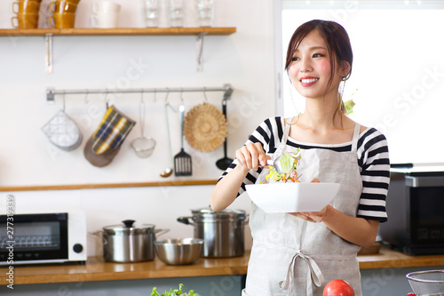 Canvastavla キッチンで料理をする主婦