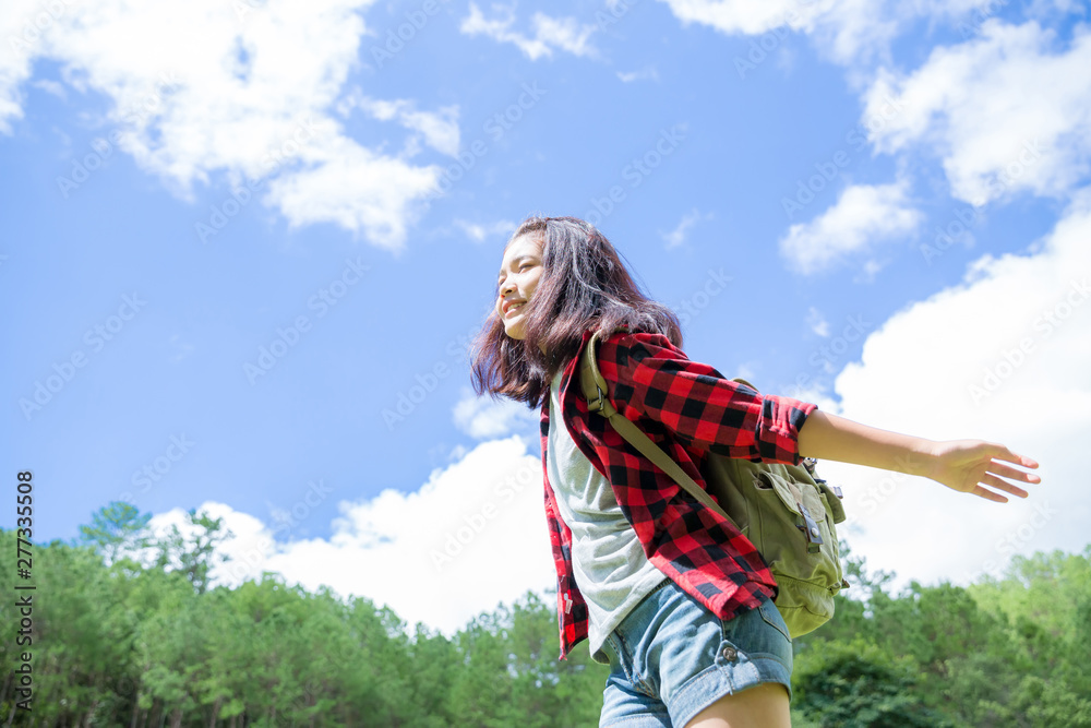 Travelers, young women, look at the amazing mountains and forests, wanderlust travel ideas, space for messages, great moments of the atmosphere. Travelers, young women, look at the amazing mountains and forests, wanderlust travel ideas, space for messages, great moments of the atmosphere.