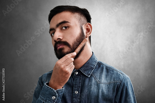 Bild auf Leinwand Bearded man comb his beard
