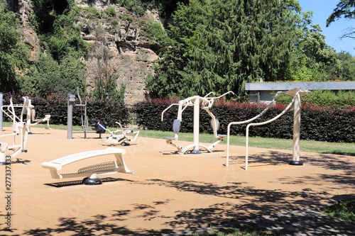 Appareils de fitness en plein air dans le parc de la ville de Luxembourg photo