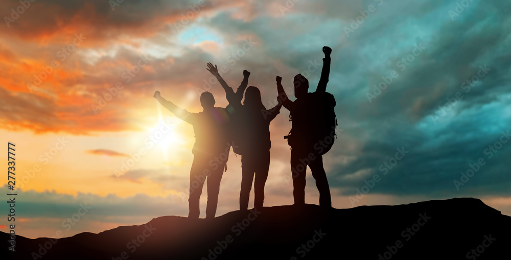 Εκτύπωση καμβά travel, tourism and hike concept - group of travellers with backpacks over sunse