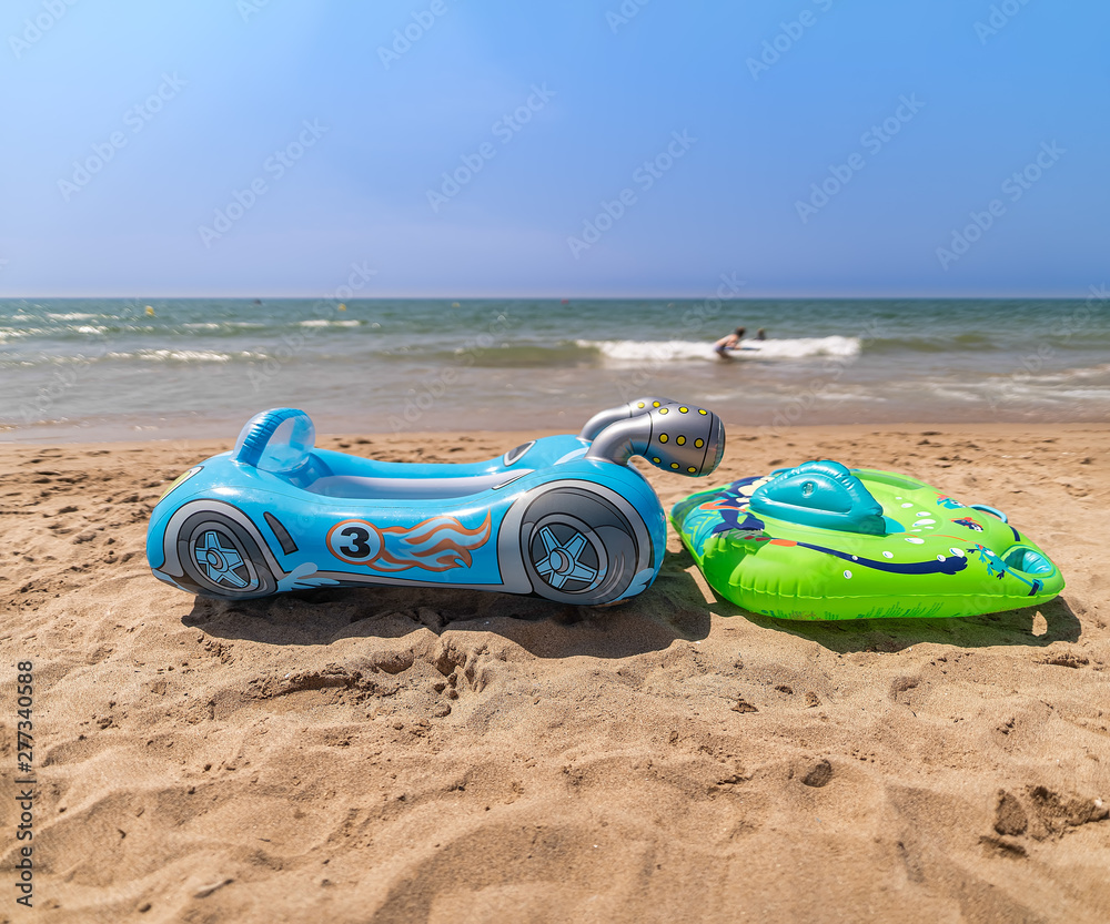 Am Strand mit aufblasbarem Kinderspielzeug Am Strand mit aufblasbarem Kinderspielzeug