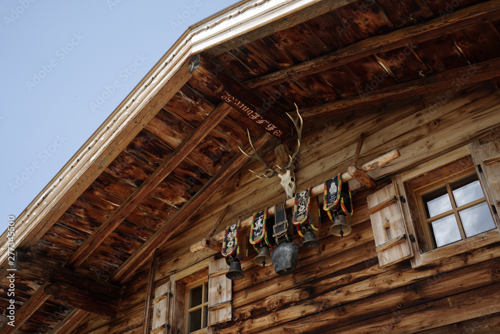 Almhütte mit Kuhglocken