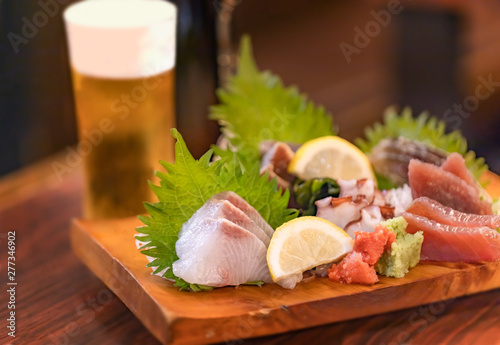 Różne sashimi i piwo