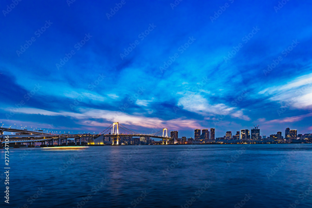 Obraz premium 海辺の東京の夕景