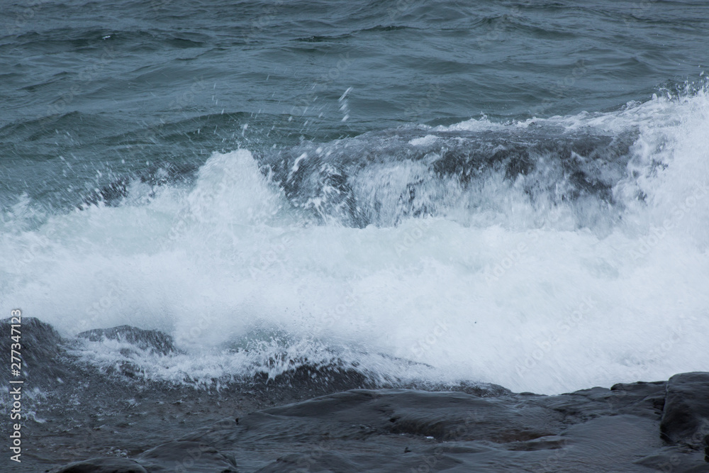 Fototapeta premium Waves of Lake Superior crashing on rocky shore