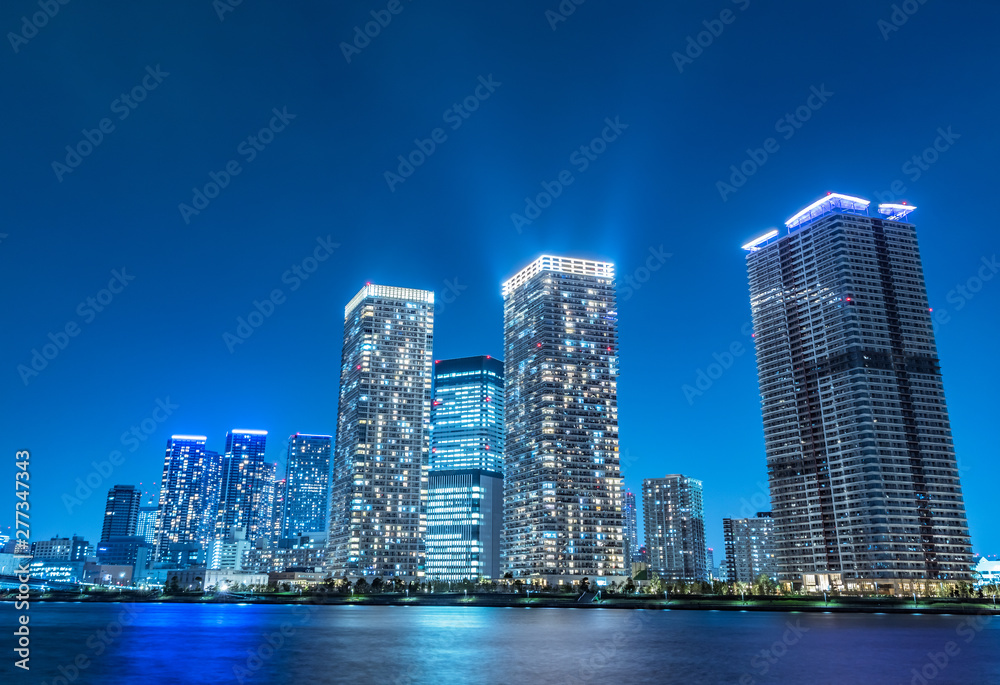 Obraz premium ライトが綺麗な夜の東京の街