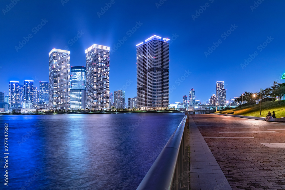 Naklejka premium ライトが綺麗な夜の東京の街