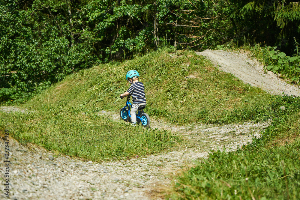 Obraz premium Mit dem Laufrad auf dem Pumptrack