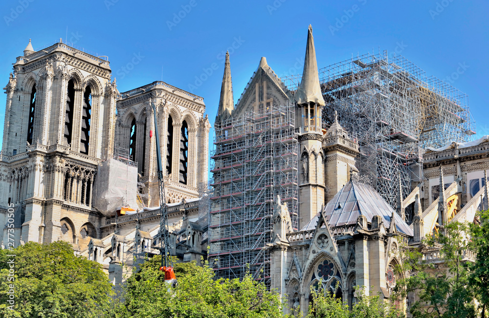 Obraz premium scaffolding on the facade of the cathedral notre dame de Paris after fire