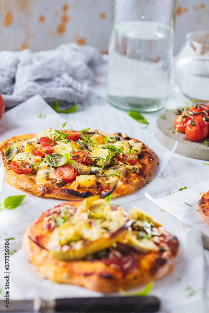 Frische pizza mit verschiedenen zutaten Frische pizza mit verschiedenen zutaten