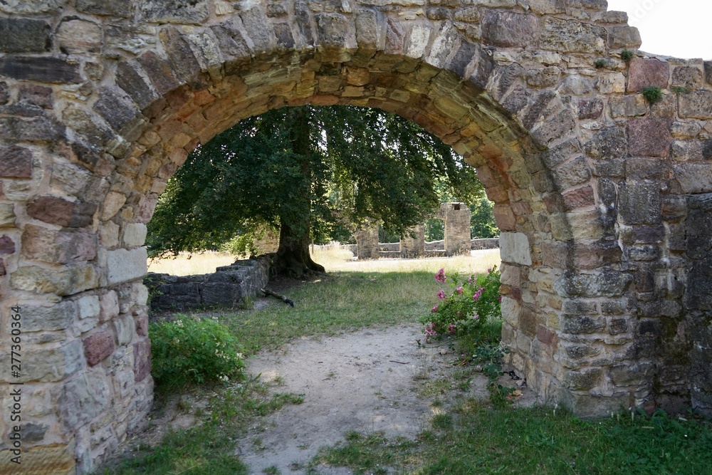 Steinerner Torbogen der Ruine Lauterburg