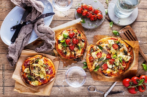 Bilde på lerret Frische selbstgemachte pizza mit verschiedenen zutaten