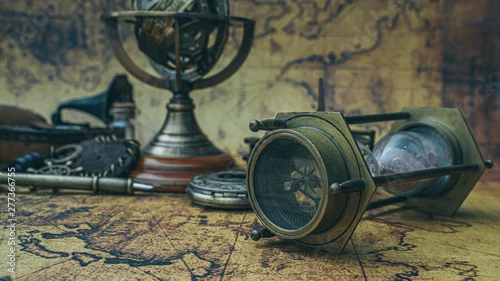 Obraz Vintage Klepsydra Z Kompasem Na Mapie Starego Świata