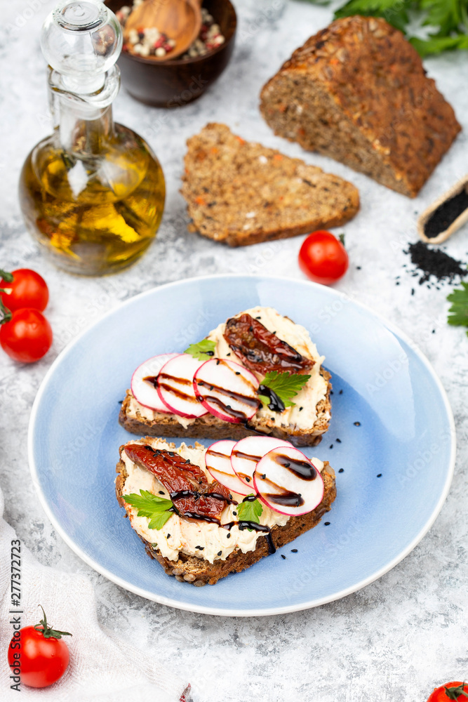 toast with hummus and sun dried tomatoes toast with hummus and sun dried tomatoes