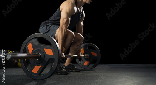 Foto Handsome weightlifter preparing for training