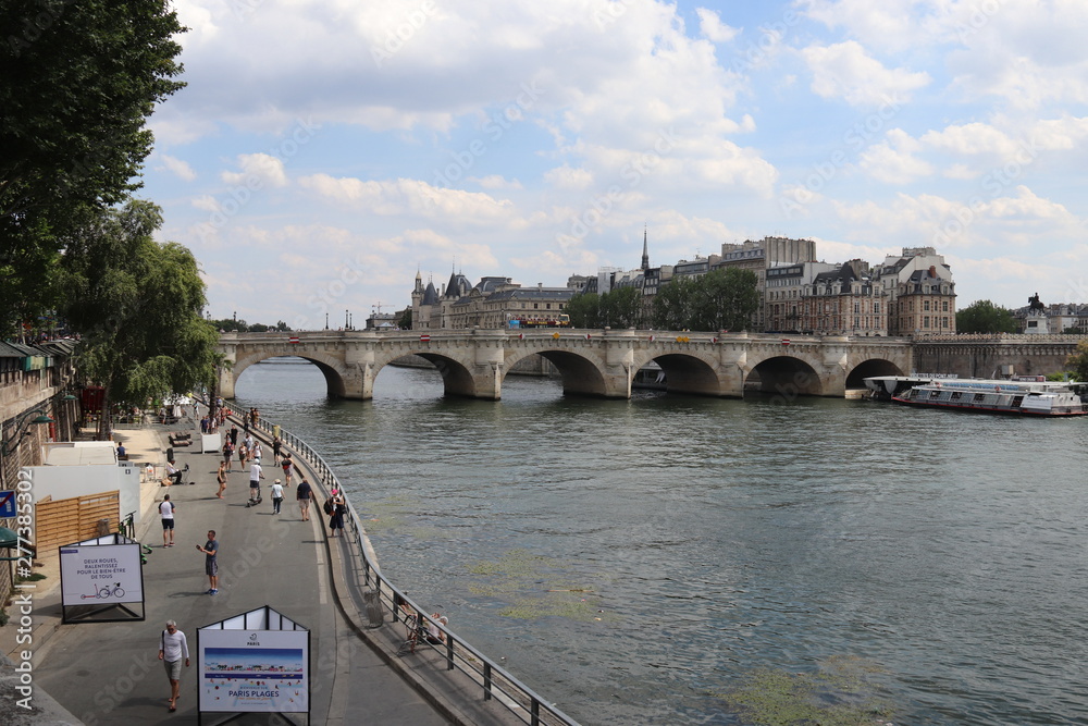 Pont Neuf et quai de Seine à Paris