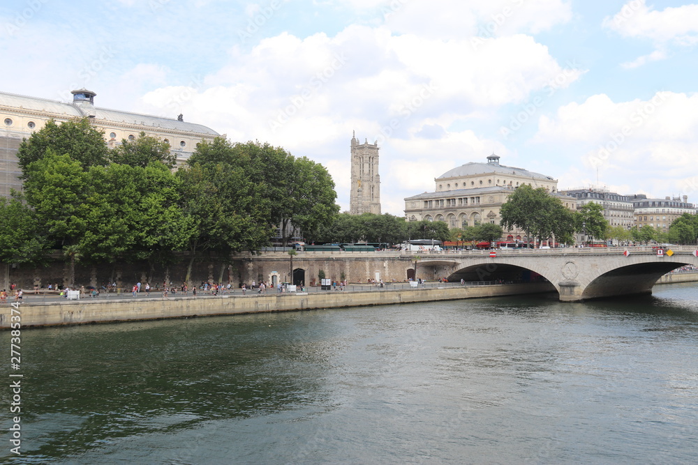Quai de Seine et place du Châtelet à Paris