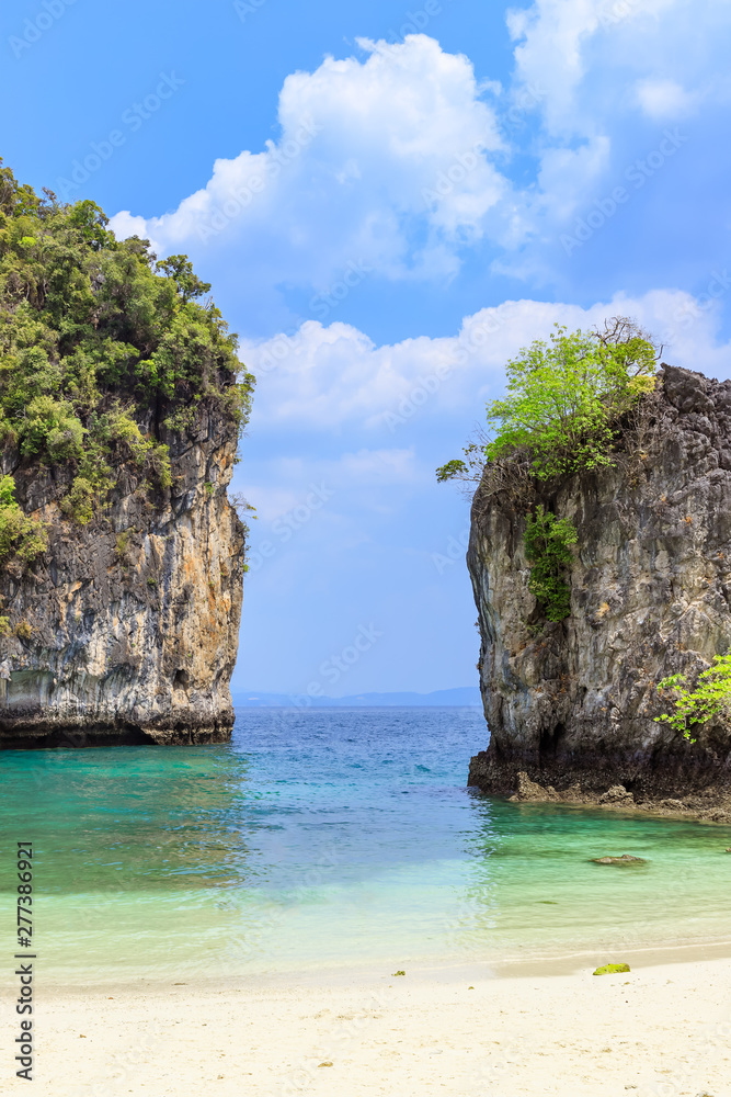 Obraz premium Beautiful cliff wall and beach with crystal clear sea to Koh Hong Island at Krabi, Thailand