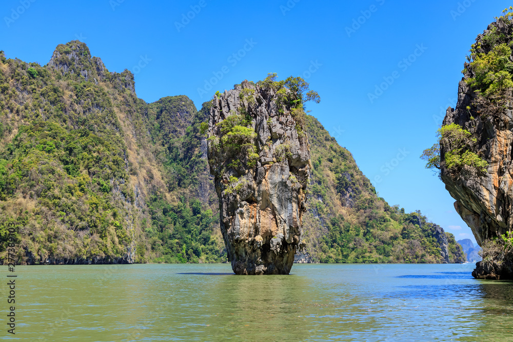 Obraz premium Amazing and beautiful Tapu or James Bond Island, the most famous tourist destination in Phang-Nga Bay, near Phuket, Thailand