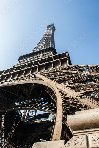 Vista de la Torre Eiffel desde abajo