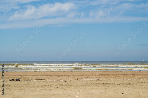 Horizon mer du nord en été, sable blond et voiliers. Flandre occidentale