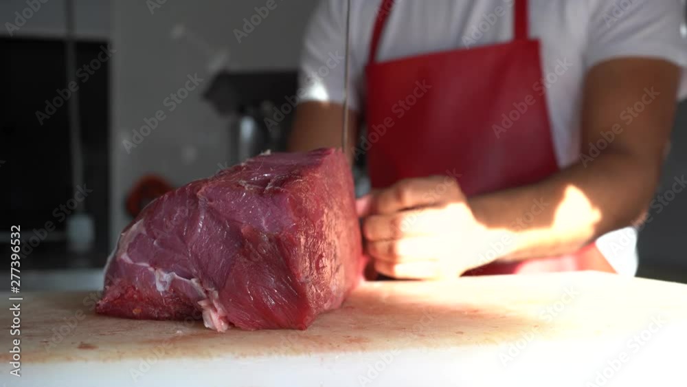 El carnicero se está preparando para empezar a cortar la carne.