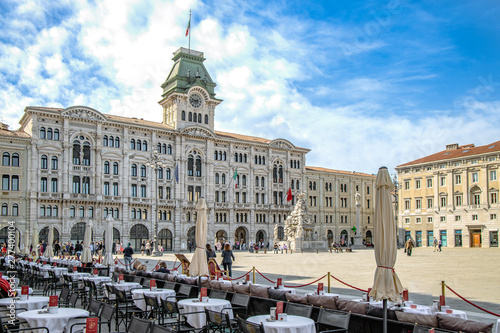Historisches Kaffeehaus mit dem Rathaus und  dem Brunnen der vier Kontinente in Triest photo
