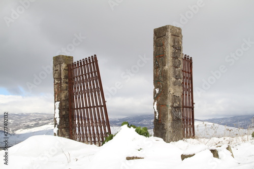 Antico cancello in ferro battuto 