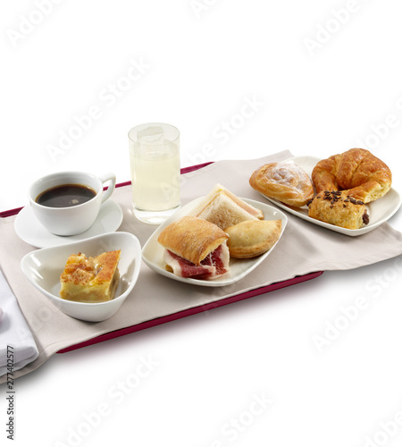 Bandeja de desayuno dulce y salado, café con leche y zumo de piña