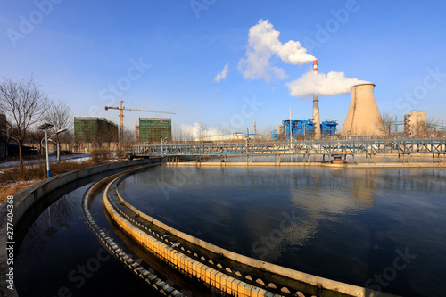 Fotografija secondary settling tank in a factory.