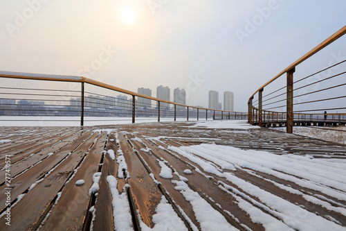 Foto wood trestle bridge in the snow, China